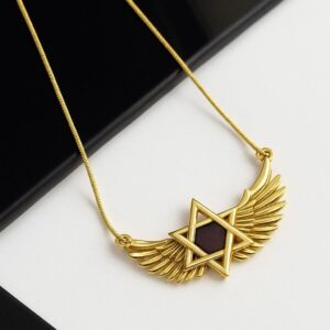 שרשרת כנפיים מעוצבת בשיבוץ לוחית עם חריטה של כל התנ״ך ממוזער, בטכנולוגיית ננו חדשנית